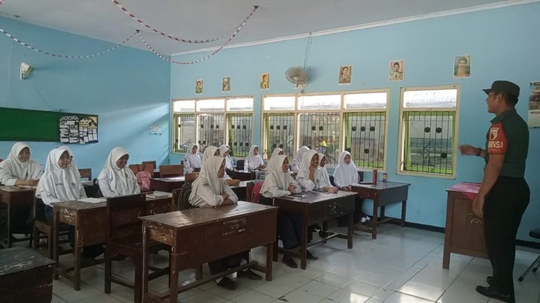 Babinsa Jatimulyo Galang Kesadaran Pendidikan dan Karakter Melalui Kegiatan Wasbang di SMP Negeri 01 Kunir