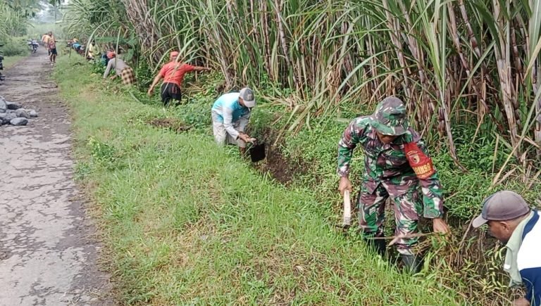 Babinsa Wonosari dan Warga Kerja Bakti Pembersihan Parit: Menjaga Kebersihan Lingkungan dan Kelancaran Pengairan