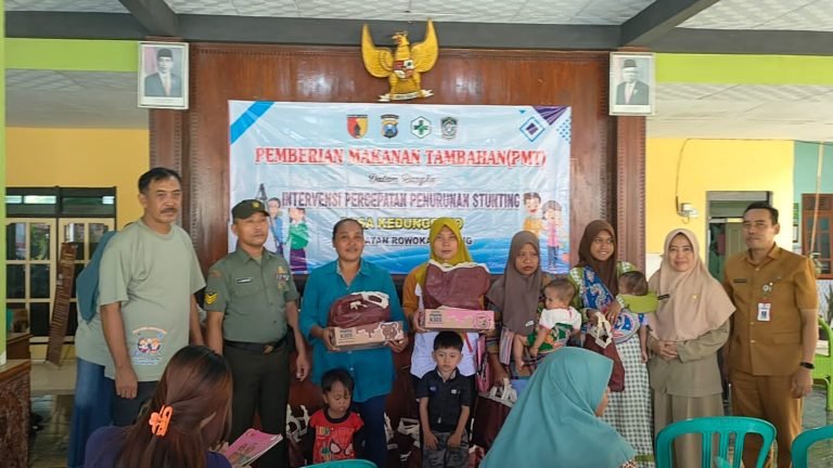 Wujud Sinergi TNI Koramil Rowokangkung, Laksanakan Pendampingan Sosialisasi dan Berikan Makanan Tambahan Pada Balita Stunting