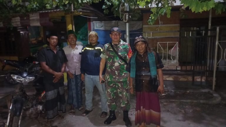 Babinsa Sumbersuko Gencar Lakukan Komsos dengan Sambang Pos Kamling untuk Cegah Tindak Kejahatan