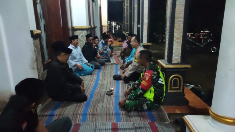 ForkopimdesDesa Barat Lakukan Komsos dan Patroli Malam: Masyarakat Diajak Aktif Jaga Keamanan Lingkungan