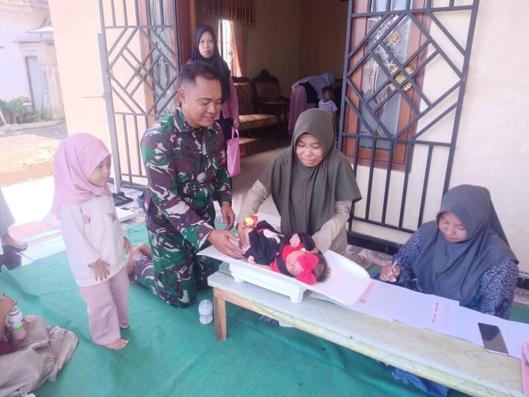 Dampingi Bidan Desa, Babinsa Kedungjajang Monitoring Kesehatan Balita di Posyandu Melati