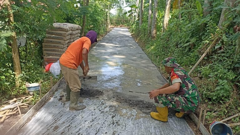 Kawal Program Pemdes, Babinsa Tunjung Terlibat Aktif Dalam Peningkatan Infrastruktur Desa