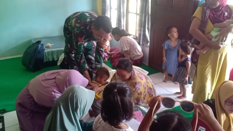 Kolaborasi Babinsa Kebonan dan Bidan Desa Dukung Kesehatan Balita melalui Posyandu