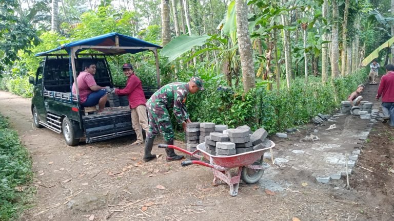 Semangat Kegotongroyongan, Babinsa Tegalbangsri Bersama Warga Karya Bakti Pemasangan Paving Block untuk Kemajuan Jalan Dusun