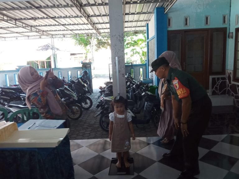 Wujud Sinergi Babinsa Banyuputih Lor Dampingi Bidan Desa Monitoring Kegiatan Posyandu