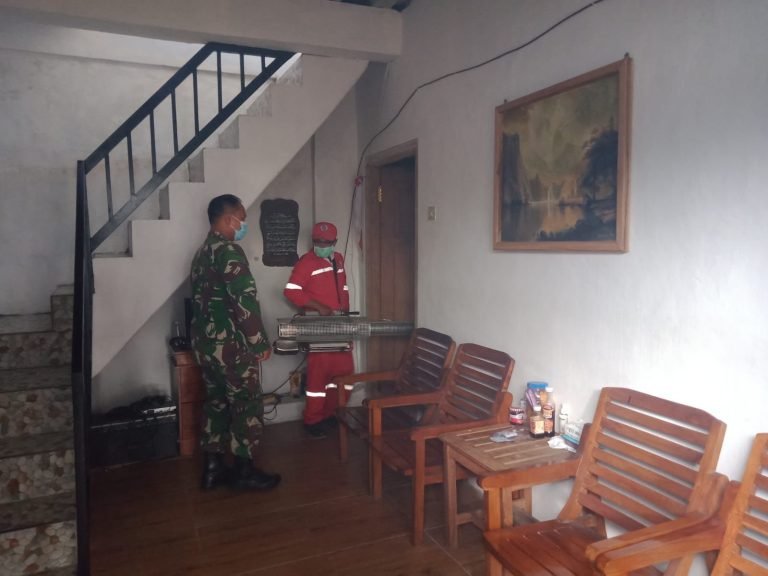 Babinsa Condro Dampingi Kegiatan Fogging untuk Pencegahan DBD di Wilayah Binaan
