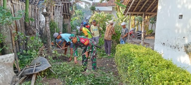 Ciptakan Lingkungan Bersih, Babinsa Kalipepe Bersama Warga Kerja Bakti Bersihkan Jalan Dusun Petung Mangir