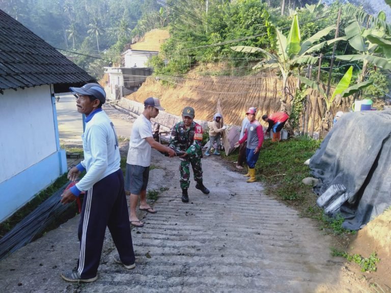 Pupuk Kebersamaan, Babinsa Pronojiwo Bersama Warga Bantu Renovasi Rumah Warga Kurang Mampu