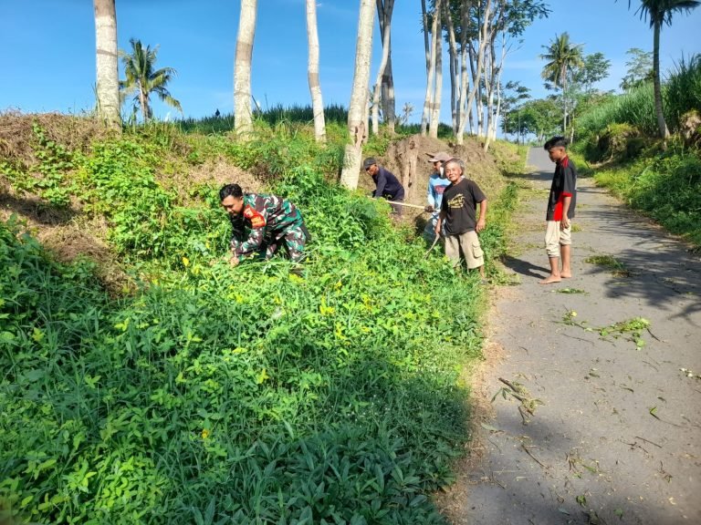 Bersama Warga, Babinsa Mojosari Bergotong Royong dalam Kegiatan Kerja Bakti Pembersihan Jalan Dusun