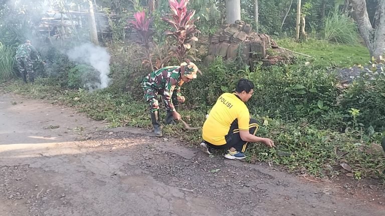 Sinergi Babinsa dan Babinkamtibmas Kedawung dalam Kerja Bakti Bersih Lingkungan di Dusun Benel