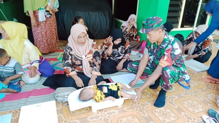 Peduli Kesehatan Balita, Babinsa Grobogan Dampingi Bidan Desa dalam Kegiatan Imunisasi di Posyandu Kenanga
