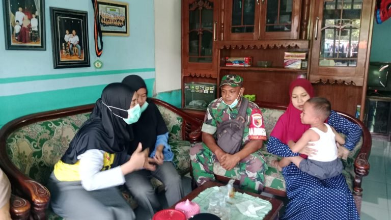 Tangani Wabah Demam Berdarah, Babinsa Labruk Lor Dampingi Tim Nakes Puskesmas dalam Penyelidikan Epidemiologi di Wilayah