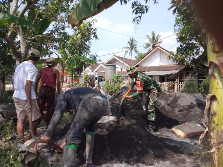 Laksanakan Komsos, Babinsa Kudus Bantu Warga BangunPondasi Rumah Bapak Saman