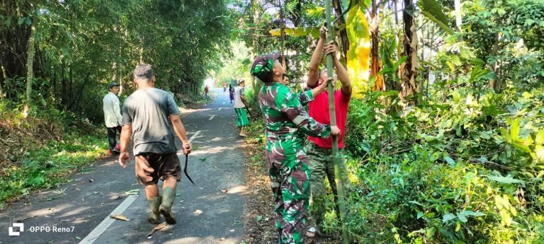 Galang Kesadaran Warga, Babinsa Ranubedali Turut Berpartisipasi Kegiatan Jumat Bersih