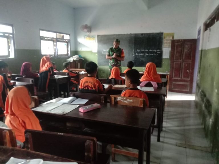Memumpuk Cinta Tanah Air Sejak Dini, Babinsa RojopoloGelar Wasbang di Madrasah Ibtidaiyah Al Muratilin