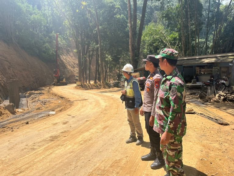 Tingkatkan Komitmen, Koramil dan Polsek Pronojiwo Laksanakan Patroli Rutin di Daerah Rawan Bencana