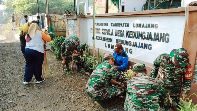 Gotong Royong, Posramil Kedungjajang Bersama Warga: Pembersihan Drainase untuk Menjaga Kesehatan Lingkungan