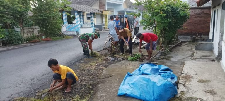 Momen Kebersamaan Babinsa  Klampokarum dan Warga dalam Kerja Bakti di Dusun Darungan