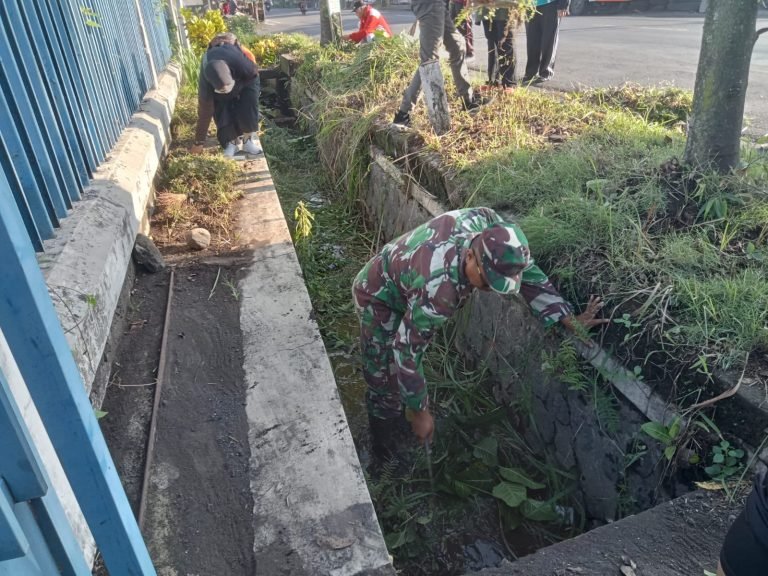 Warga Karangsari dan Babinsa Bergotong Royong Bersihkan Selokan