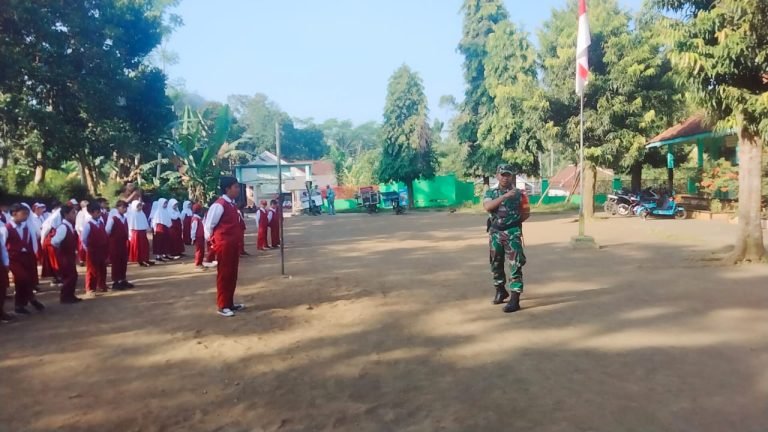 Membangun Patriotisme, Babinsa Papringan Jadi Irup di SD Negeri Papringan 02 Klakah
