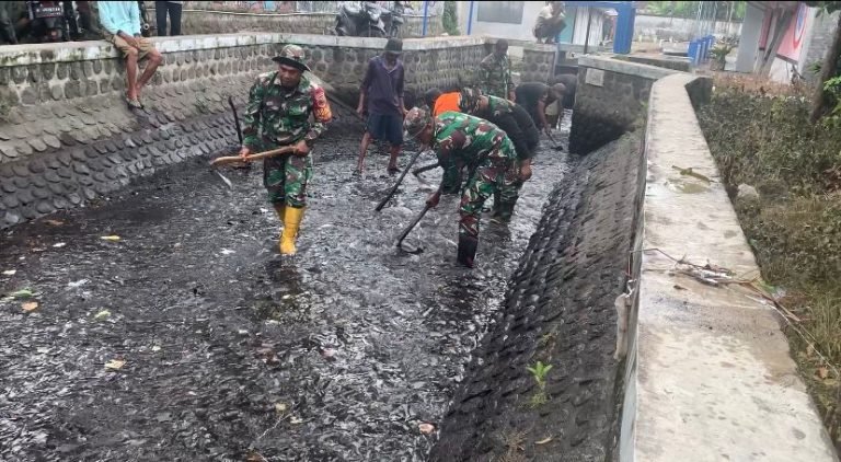 Kerja Bakti Personel Koramil Pasirian Bersama Warga, Bersihkan Sungai Talang untuk Lingkungan yang Lebih Bersih