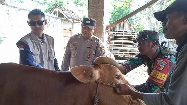 Kolaborasi Babinsa dan Babinkamtibmas Giatkan Pendampingan dalam Upaya Menjaga Hewan Ternak di Tempeh Tengah