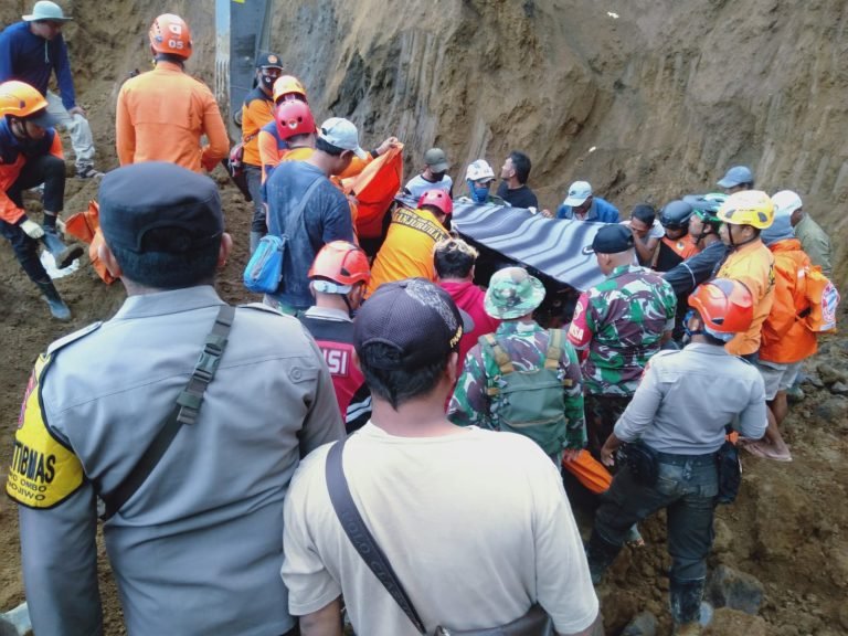 Penanganan Bencana Longsor di Pronojiwo, Kerjasama Solid Antar Stakeholder Berhasil Evakuasi Korban