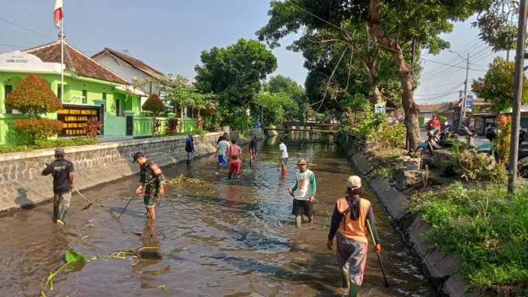 Warga Dusun Megarsari Bersama Babinsa Tekung,Rutinitas Bersih Sungai Repeh