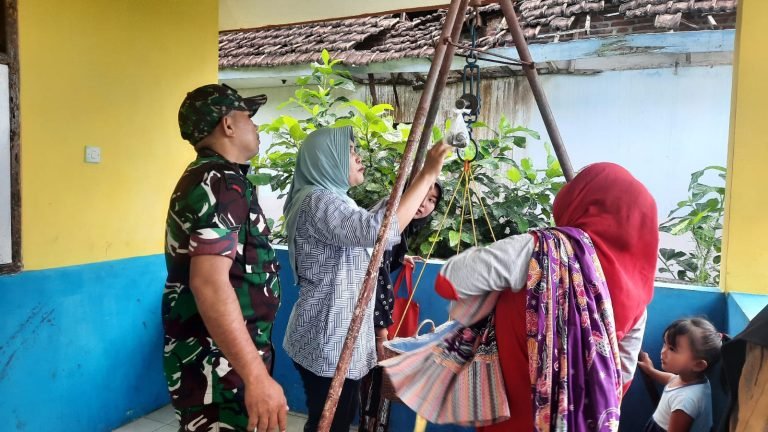 Rutinitas Posyandu di Dusun Krajan untuk Pantau Kesehatan Balita Rutinitas Posyandu di Dusun Krajan untuk Pantau Kesehatan Balita