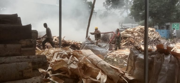 Babinsa Grobogan Turut Bantu Damkar Pasca KebakaranPabrik Vaner di Lumajang