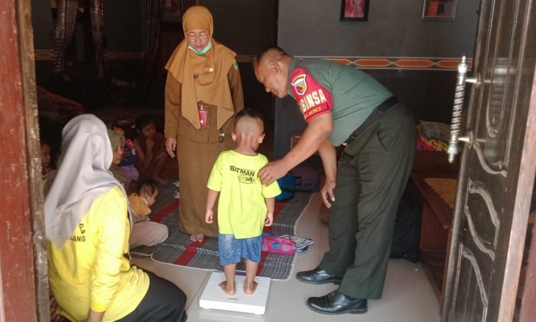 Peran Aktif Babinsa Bence dalam Kegiatan Posyandu, Kolaborasi Demi Balita Sehat