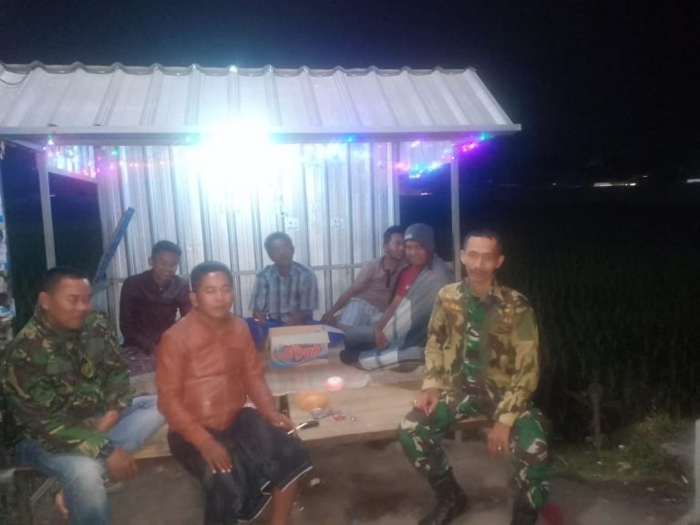 Babinsa Denok Komsos dan Patroli Malam di Wilayah Binaan, Mengajak Warga Aktif Jaga Kamtibmas
