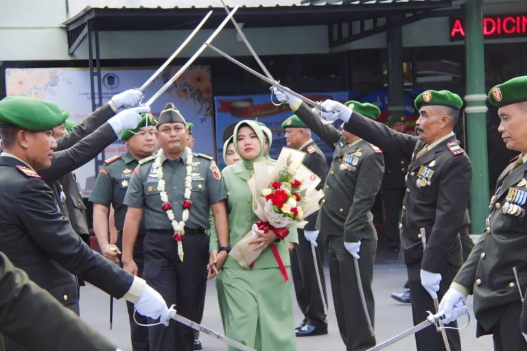 Penuh Haru, Warnai Tradisi Pelepasan Letkol Czi Gunawan Indra dan Istri