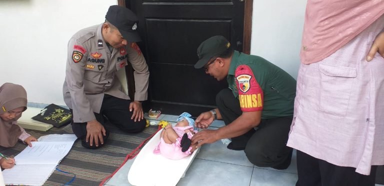 Sinergi Babinsa dan Babinkamtibmas Bedayu Talang, Dampingi Bidan Desa dalam Monitoring Pelayanan Posyandu