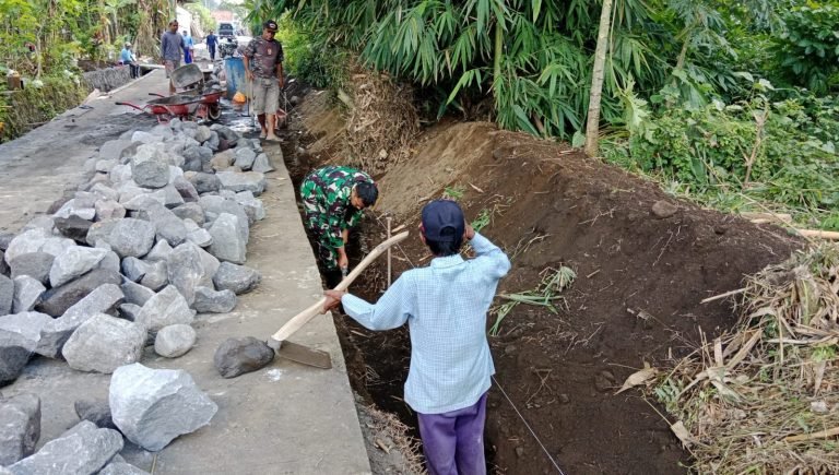 Pengawalan Karya Bakti Pelebaran Jalan Rabat Beton untuk Kemudahan Akses Warga