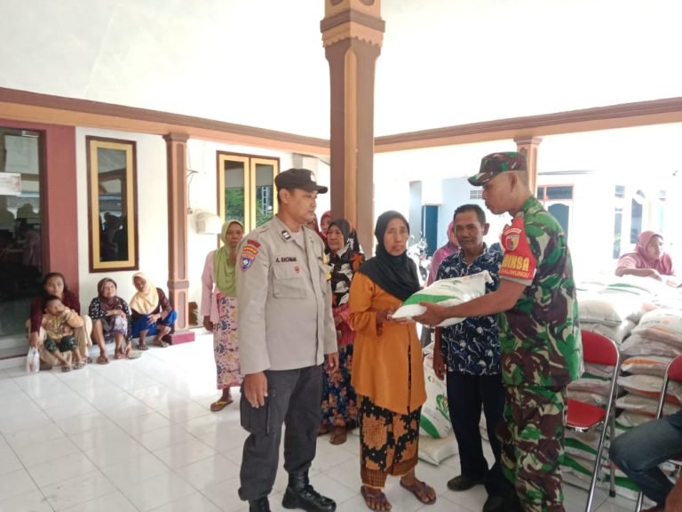 Sinergisitas Babinsa dan Babinkamtibmas dalam Pengamanan Bantuan Beras di Desa Kaliwungu