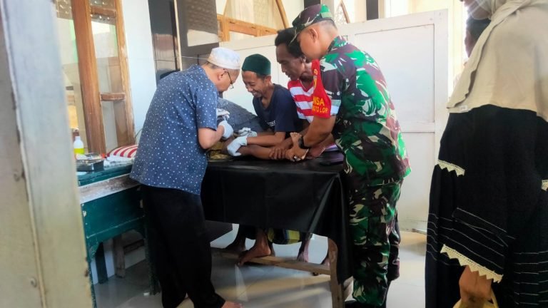 Langkah Nyata Babinsa Kaliboto Lor dalam Pendampingan Khitanan Massal di Hari Raya Idul Adha
