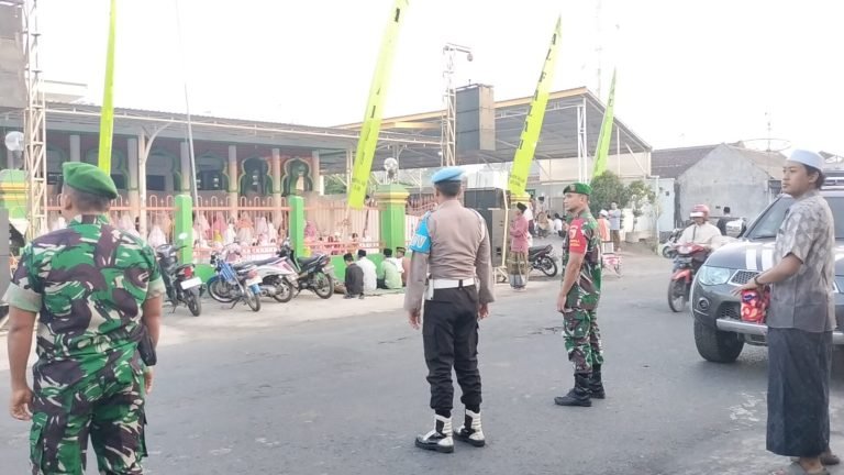 Kolaborasi Koramil dan Polsek Kunir, LaksanakanPengamanan Salat Idul Adha di Masjid Al Fallah