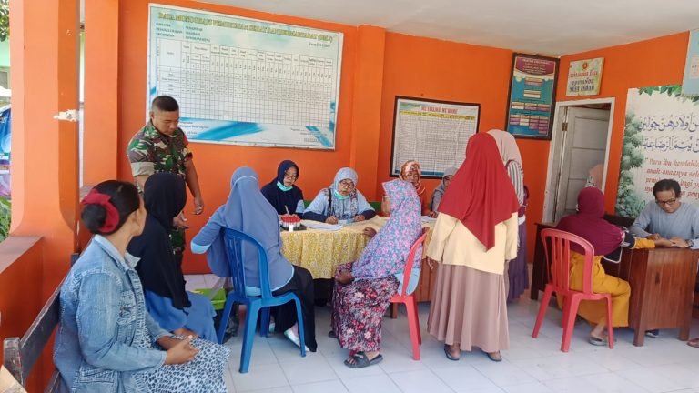 Babinsa Nogosari Dukung Kesehatan Lansia Lewat Imunisasi di Posyandu Nusa Indah
