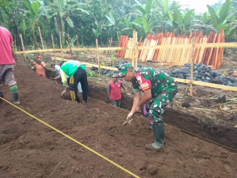 Babinsa Jambekumbu Dampingi Kegiatan Karya Bakti Penggalian Open Cut Pembangunan Masjid di Dusun Carangkuning
