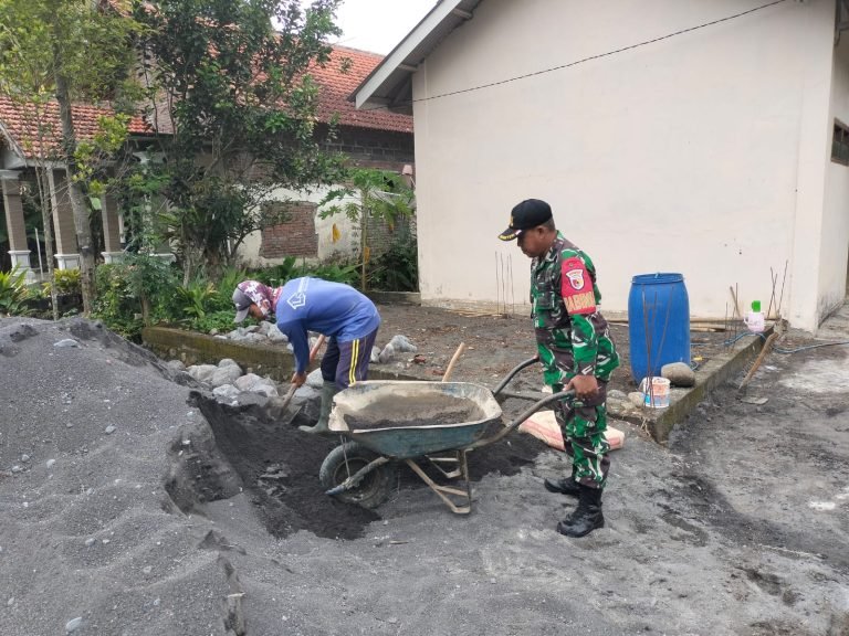 Sinergi Babinsa Bulurejo dan Warga, Gotong Royong Perbaiki Saluran Drainase