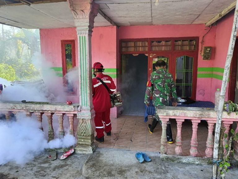 Babinsa Purwosono Dampingi Petugas Kegiatan Fogging untuk Cegah Demam Berdarah