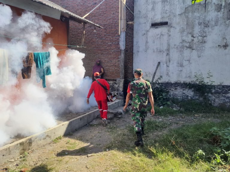 Sinergi Babinsa Dawuhan Lor dan Puskesmas Sukodono Fogging untuk Mengatasi DBD