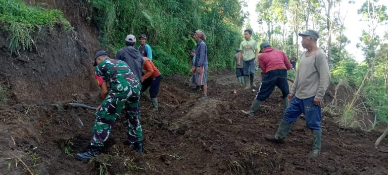 Aksi Gotong Royong Babinsa dan Warga, Mempermudah Akses Pertanian di Kandang Tepus