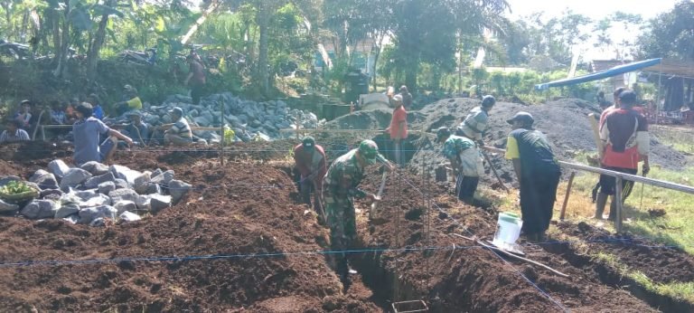 Bangun Musholla Baru, Babinsa Pakel Pererat Komunikasi dan Silaturahmi Bersama Warga