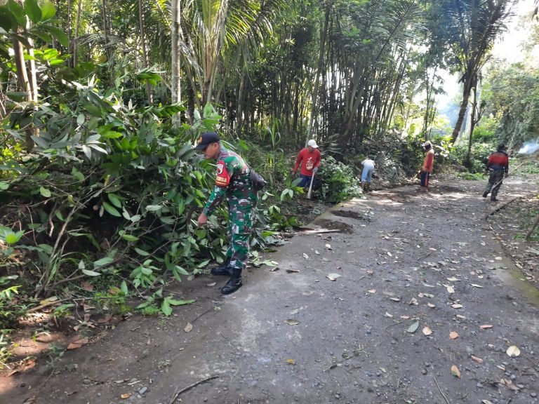 Bangun Kebersamaan, Babinsa Ranubedali Bersama WargaLaksanakan Kerja Bakti Bersih Lingkungan