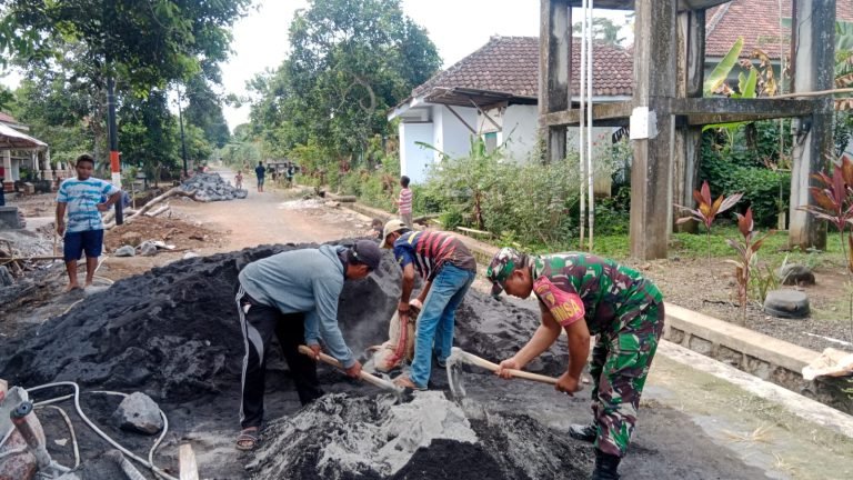 Keakraban Babinsa dan Warga, Dalam Kawal Pemerintah Desa Bangun Drainase di Desa Sawaran Lor
