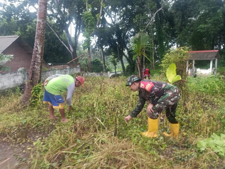 Semangat Kebersamaan, Babinsa Lempeni Bersama Masyarakat Kerja Bakti Bersihkan Makam
