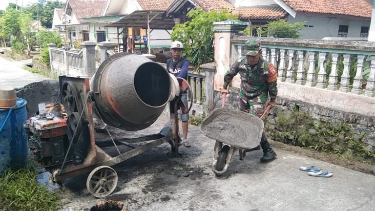 Kerja Bakti Bersama, Wujud Kebersamaan Babinsa Tambahrejo dan Masyarakat Kawal Pembangunan Plengsengan